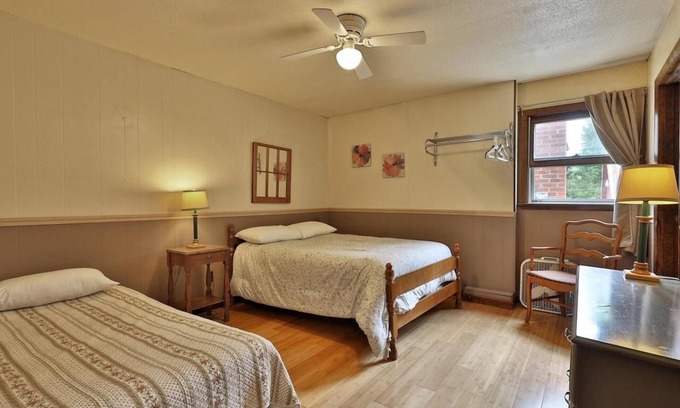 Pittsfield Hotel | Swiss Farm Inn - RM13 "Outer Limits" 2 Double Beds