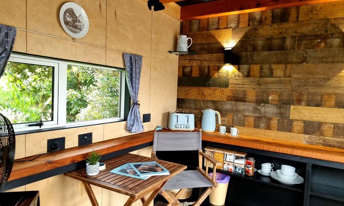 Whakamarama Cottage | Swiss-Kiwi Cottage/Tiny House.ninkl. Breakfast, Jacuzzi option.