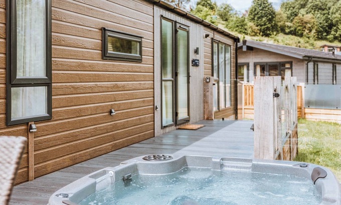 Bridgnorth Ski Chalet | Sycamore Lodge VIP Hot Tub and Pet Friendly