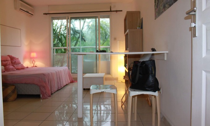 Boucan Canot Apartment | T1 pretty, air conditioned, quiet with parking space 200m from Boucan Plage.