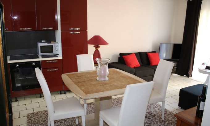 Villeneuve-les-Avignon Apartment | T2 4 km Avignon, parking, air conditioning, terrace