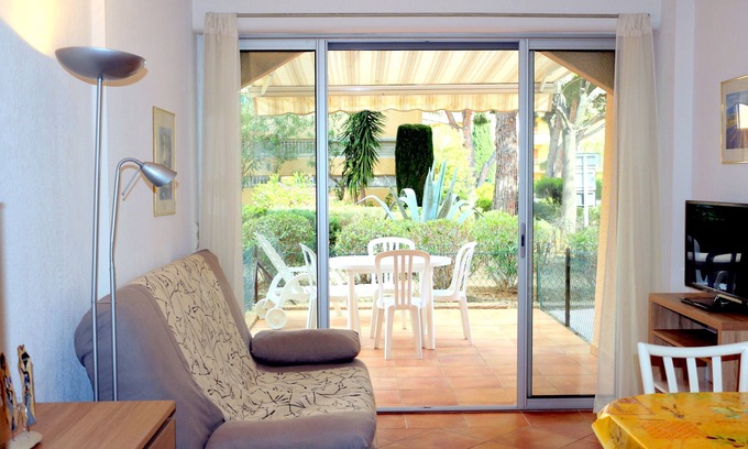 La Faviere Apartment | T2, Ground Floor, Terrace, 5 mn walk from the beach and shops, sheets included