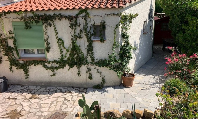 Istres House | T2 house "le Cabanon Joli" ideal for business trips or holidays
