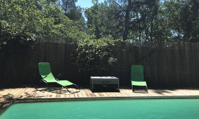 Rousset House | T2 in private property in garden with pool overlooking pinewood