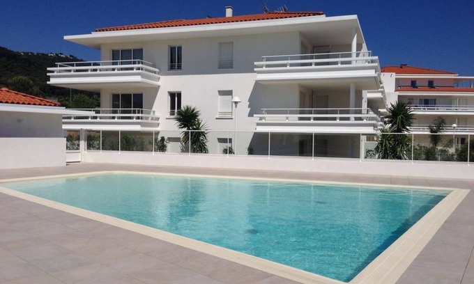 Carqueiranne Apartment | T3 apartment with sea view, swimming pool, garage and beaches 200m away