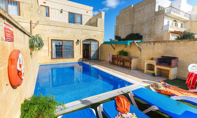 Xaghra Villa | Ta Debora villa enjoying country views and close to the beach