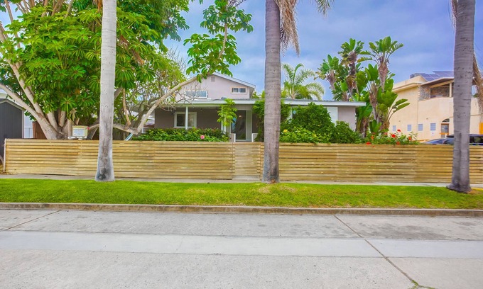 Solana Beach Cottage | Table Tops Beach Cottage in Solana Beach