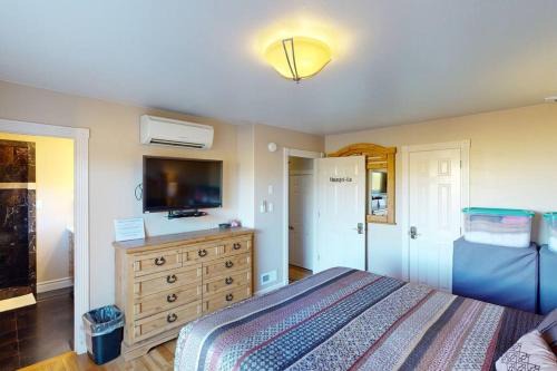 Parowan Apartment | Tacit Shadow Resort Shangri-La King Suite, Gym, Coffee Bar, Hot-Tub, Free Laundry, Food Available