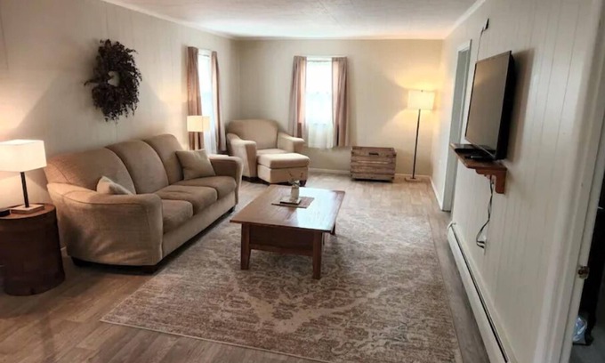 Patton Cottage | Tackett's Cottage by Lake and State Park