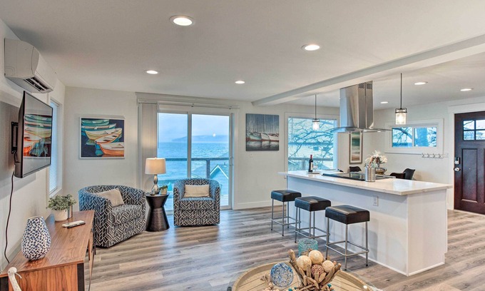 Tacoma House | Tacoma 'Dash Point Beach Cabin' w/Balcony!
