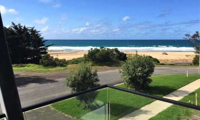Apollo Bay House | Tadasana