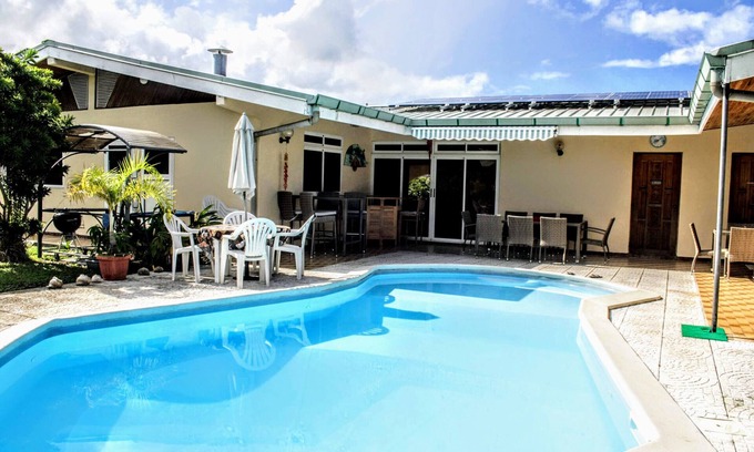 Punaauia Apartment | TAHITI - Sanny's Place Family Room & Pool