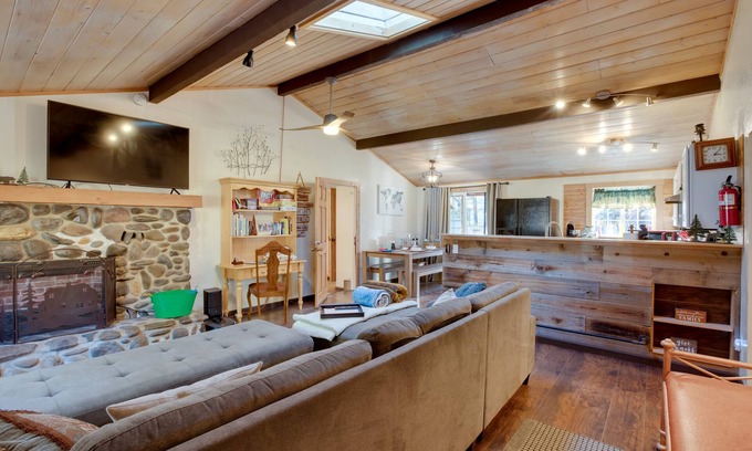 Lower Kingsbury House | Tahoe Home 3 Mi to Heavenly Mountain Resort!