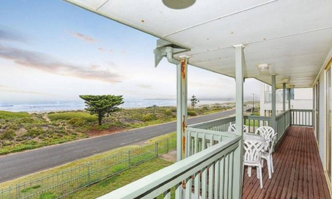 Middleton House | Tahren Beachfront Shack: Your Budget-Friendly Getaway Where Pets Are Welcome