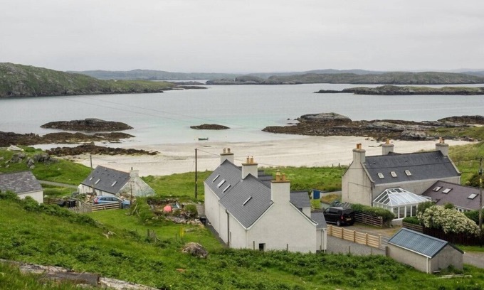 Ardroil Cottage | TAIGH EACHAINN, pet friendly, with open fire in Timsgearraidh
