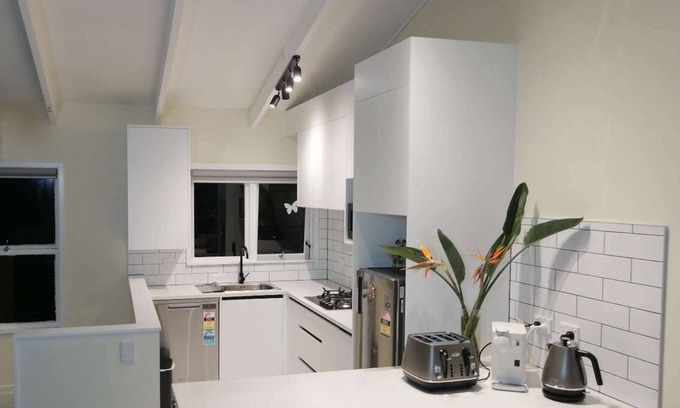 Hauraki House | Takapuna Centre 3B & Netflix x 3 Bed 2 Bath & 3 Parking walking 5mins to beach
