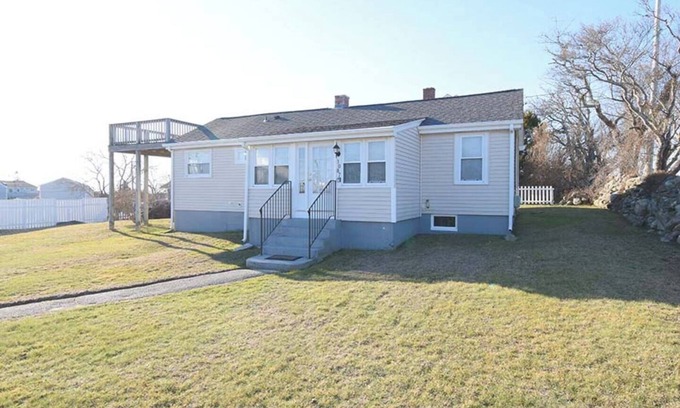 Narragansett House | Take a break and unwind at this peaceful oasis