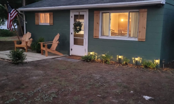 Harrison Cabin | Take it easy at this unique and tranquil getaway. Small, yet simple cottage.