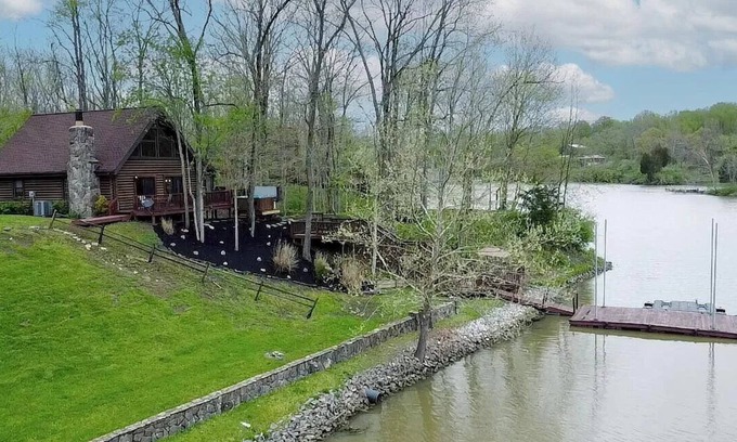 Sparta Cabin | Take it easy at this unique, tranquil, and shorefront getaway.