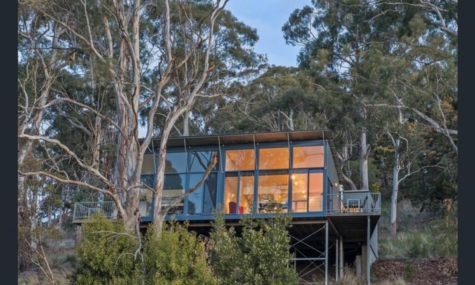 Grindelwald Apartment | Tamar Ridge Winery Apartment. River Views!