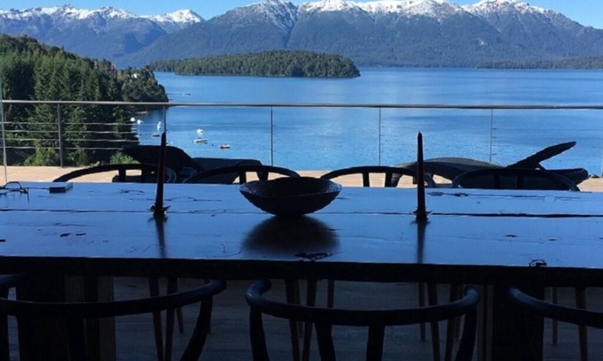 Correntoso House | Tanière. Contemporary design house. Breathtaking lake view.