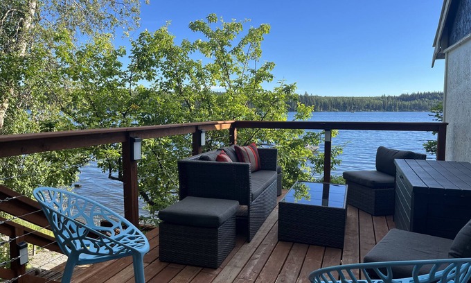Vanderhoof Cabin | Tapping Beach Retreat-Lakefront property with room for everyone!