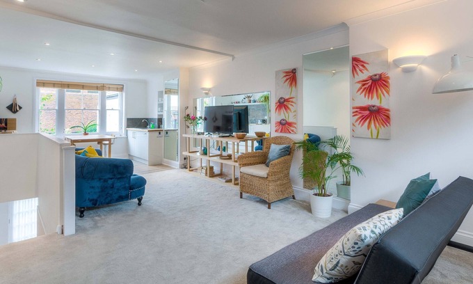 Arundel House | Tarrant St Cottage Arundel