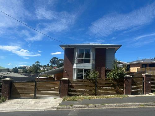 West Moonah House | Tasman Tranquility - close to City & Airport