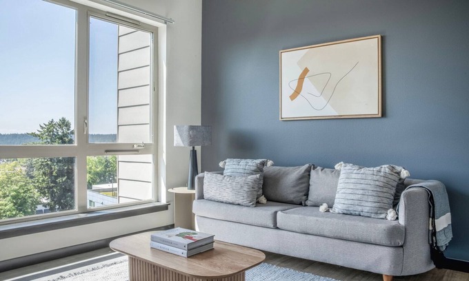 Northeast Bellevue Apartment | Tasteful Bellevue Jr 1BR w/Firepits & Games, nr Dining, by Blueground