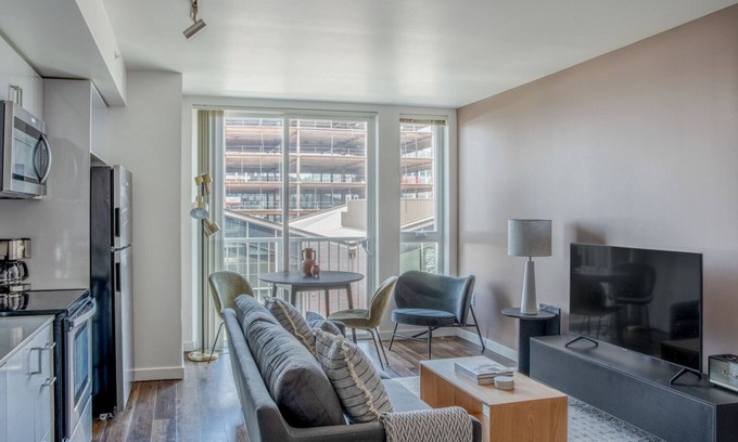 Wilburton Apartment | Tasteful Bellevue Studio w/Gym & W/D, nr Shopping, by Blueground