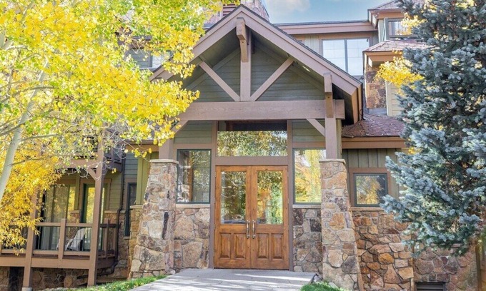 The Highlands Condo | Tasteful Breckenridge Mountain Abode with hourly private shuttle to Breck Resort