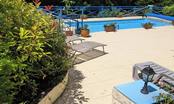 Couze-et-Saint-Front Apartment | Tasteful spacious 1 bedroom apartment with PRIVATE POOL, balcony and patios