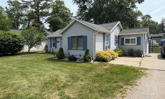 Ferrysburg House | Tastefully decorated, cozy, three bedroom fully equipped cottage in Spring Lake.