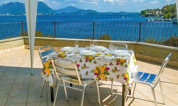 Feriolo Apartment | Tastefully furnished 2-room apartment on the charming lakeside promenade