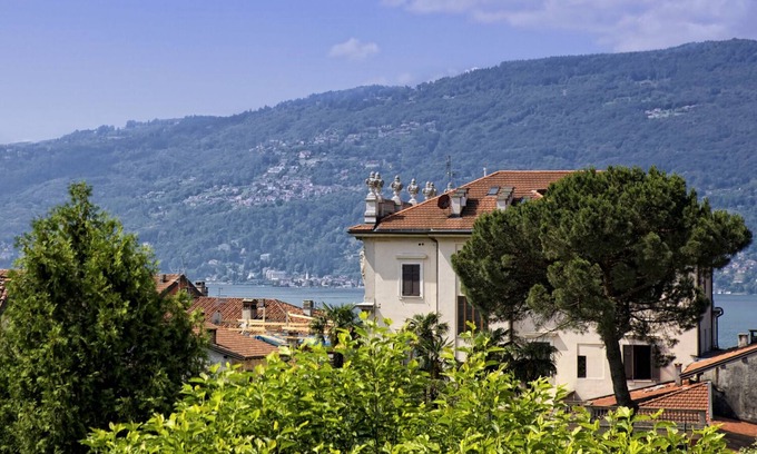 Pallanza Apartment | Tastefully furnished 2½-room apartment with large garden and 2 balconies