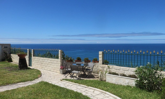 Vale Furado Apartment | tastefully furnished apartment with a unique view of the Atlantic.