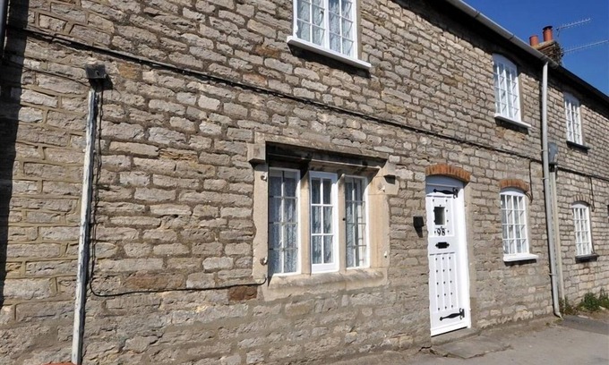 Corfe Castle Village Cottage | TAVERN WAY, pet friendly, with a garden in Corfe Castle