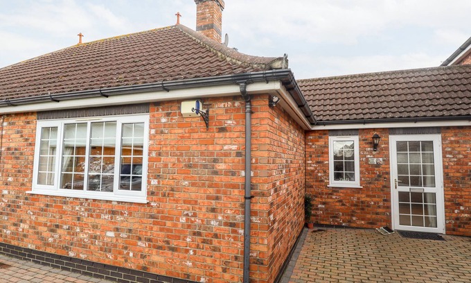 North Somercotes Cottage | TAWNY OWL COTTAGE, pet friendly, with hot tub in North Somercotes