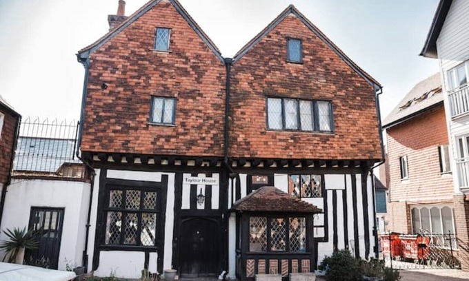Edenbridge House | Taylour House - Historic, unique yet modern. Quiet yet town centre location.
