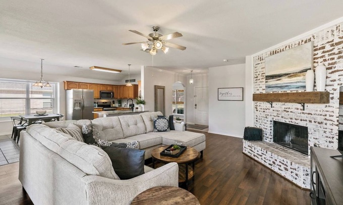 Murphy House | TCH - Cozy 3bd/2ba home in Murphy with Office Area