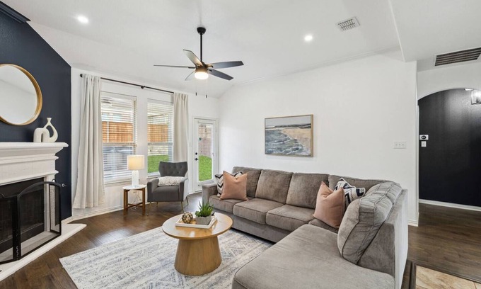 Keller House | TCH - Spacious 4bd/2.5ba in Fort Worth with Office