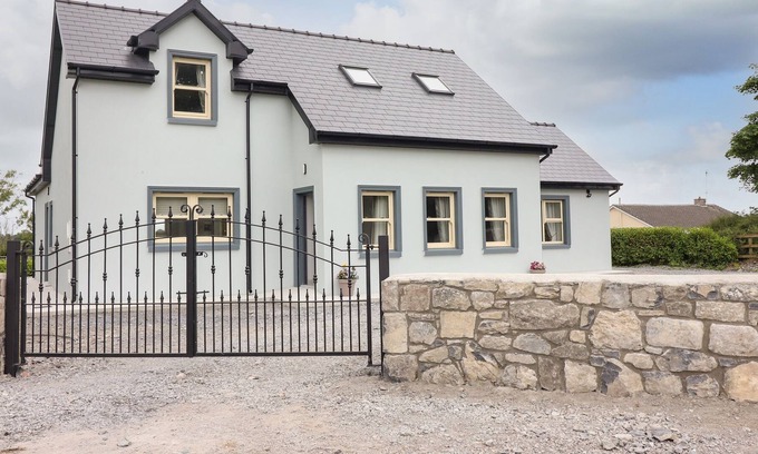 Corofin House | TEACH DE BARRA, pet friendly, with a garden in Corofin, County Clare