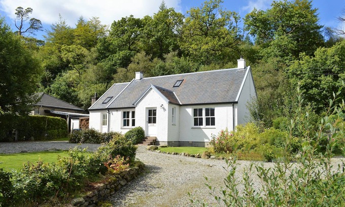 Colintraive Cottage | Teal Cottage, shoreline location, pet friendly, sleeps 4, both bedrooms en-suite
