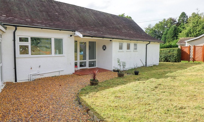 Bridgend Cottage | TEGFAN, pet friendly, with hot tub in Bridgend