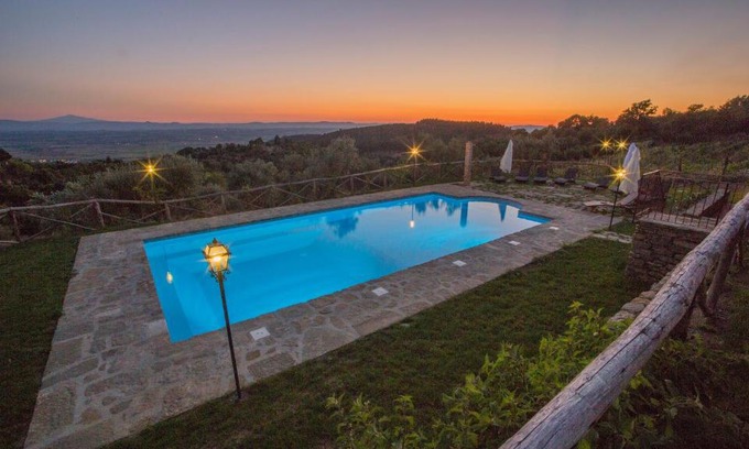 Cortona Villa | Tenuta Angelici Winery Agriturismo Henni with pool sauna and jacuzzi Cortona