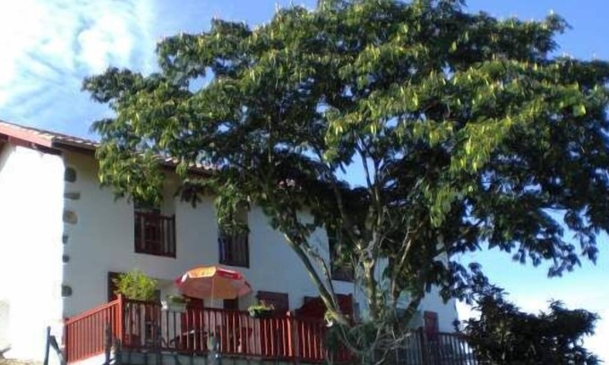 Ustaritz House | Terraced house between sea and mountain