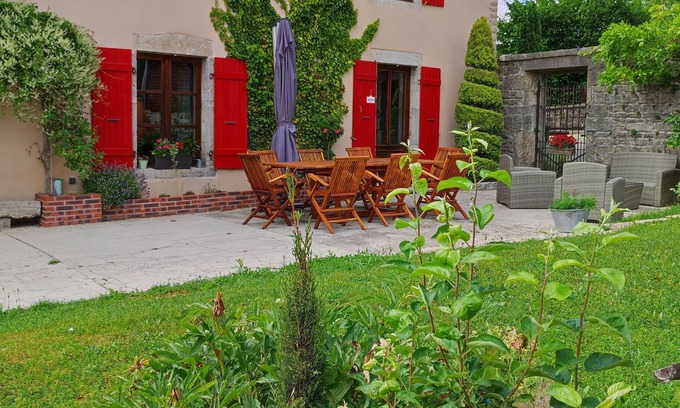 Besain House | Terraced house in a large park in the countryside
