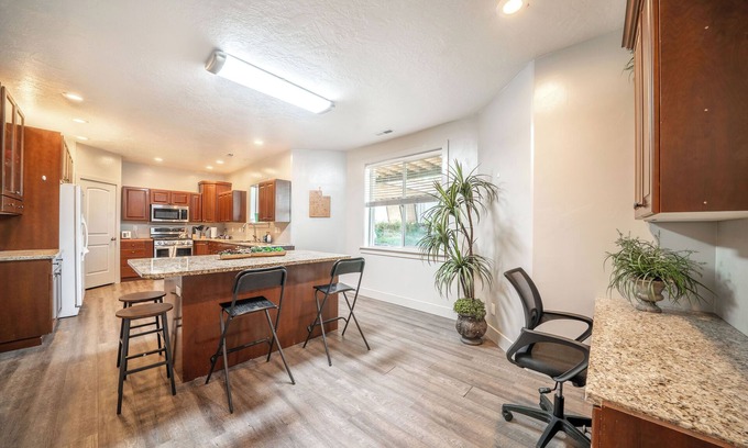 Fairview Condo | Terrific 4-bedroom condo in Fairview