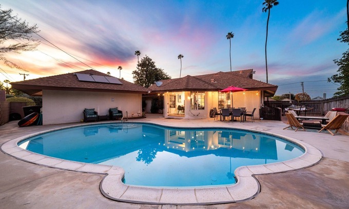 Riverside House | TESLA/EV Charger KING BED CanyonCrest Neighborhood