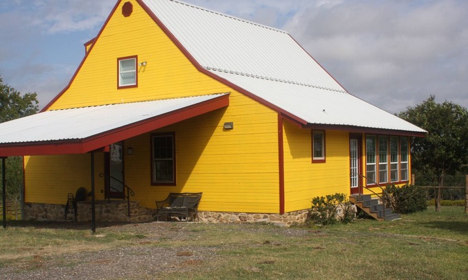 Farmersville House | Texas Country Get Away close to all, pet friendly, enclosed yard,pastures & more